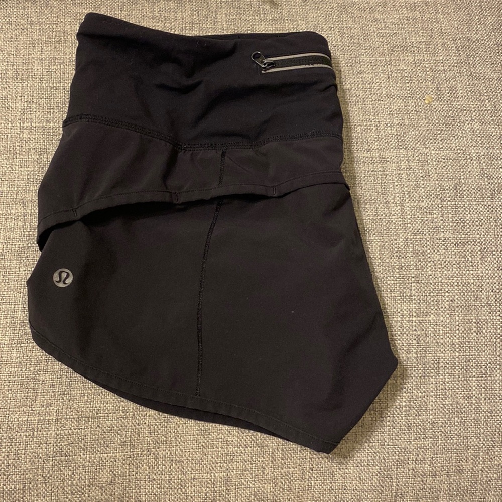 Lululemon speed up; high rise (size 6; 2.5 inch)  worn but still great condition
